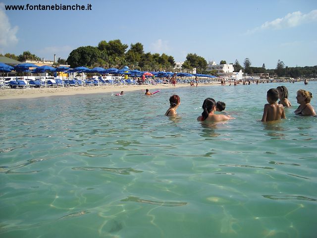 Spiaggia di sabbia bianca a Siracusa località Fontane Bianche, mare cristallino