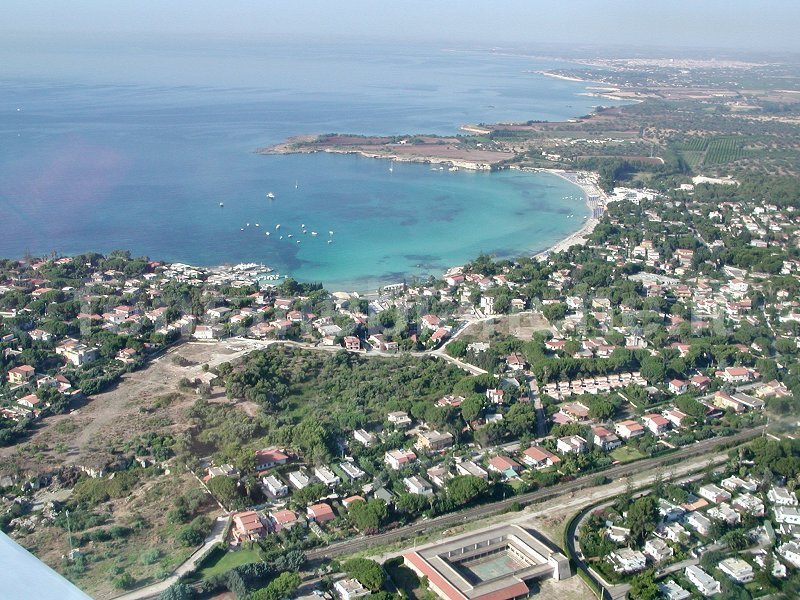 Veduta aerea della baia di Fontane Bianche