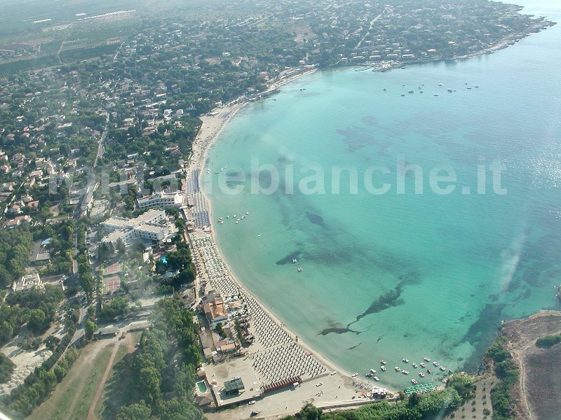 Veduta aerea della spiaggia di sabbia bianca