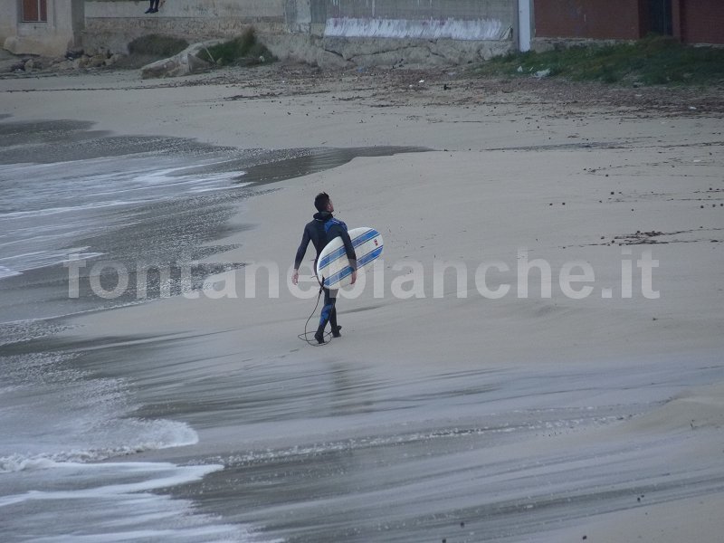 Serfista nella spiaggia